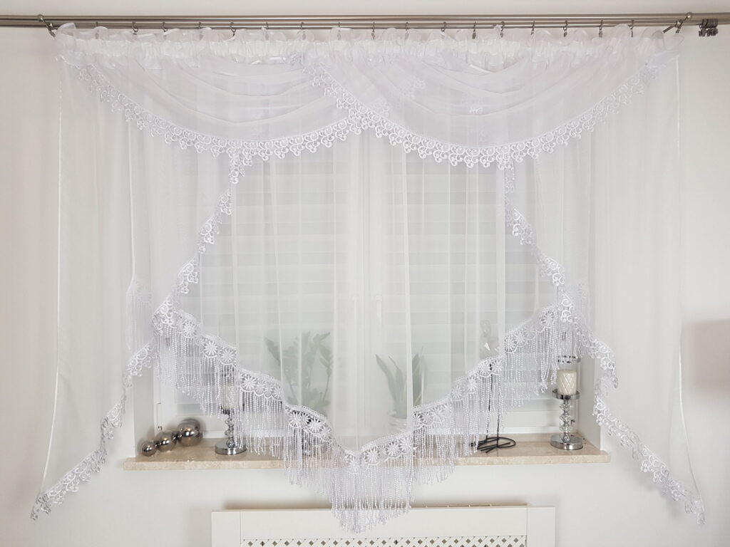Firana gotowa z gipiurą 15cm zdobiona lambrekinem 400x180cm