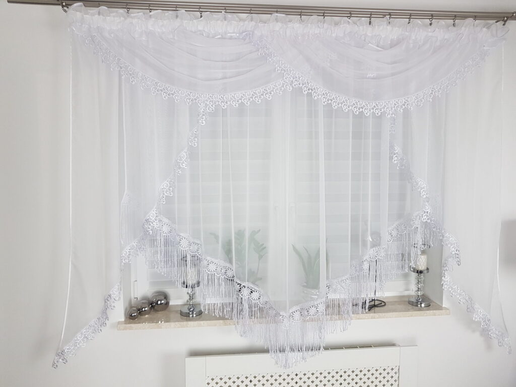 Firana gotowa z gipiurą 15cm zdobiona lambrekinem 400x180cm