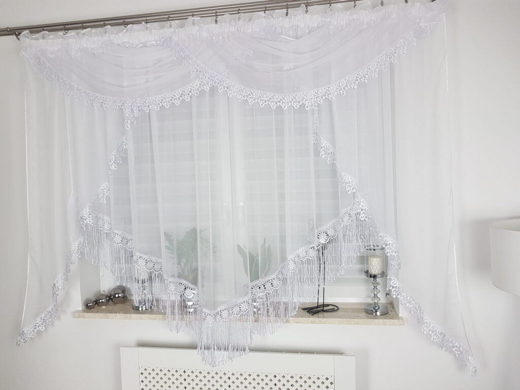 Firana gotowa z gipiurą 15cm zdobiona lambrekinem 400x180cm