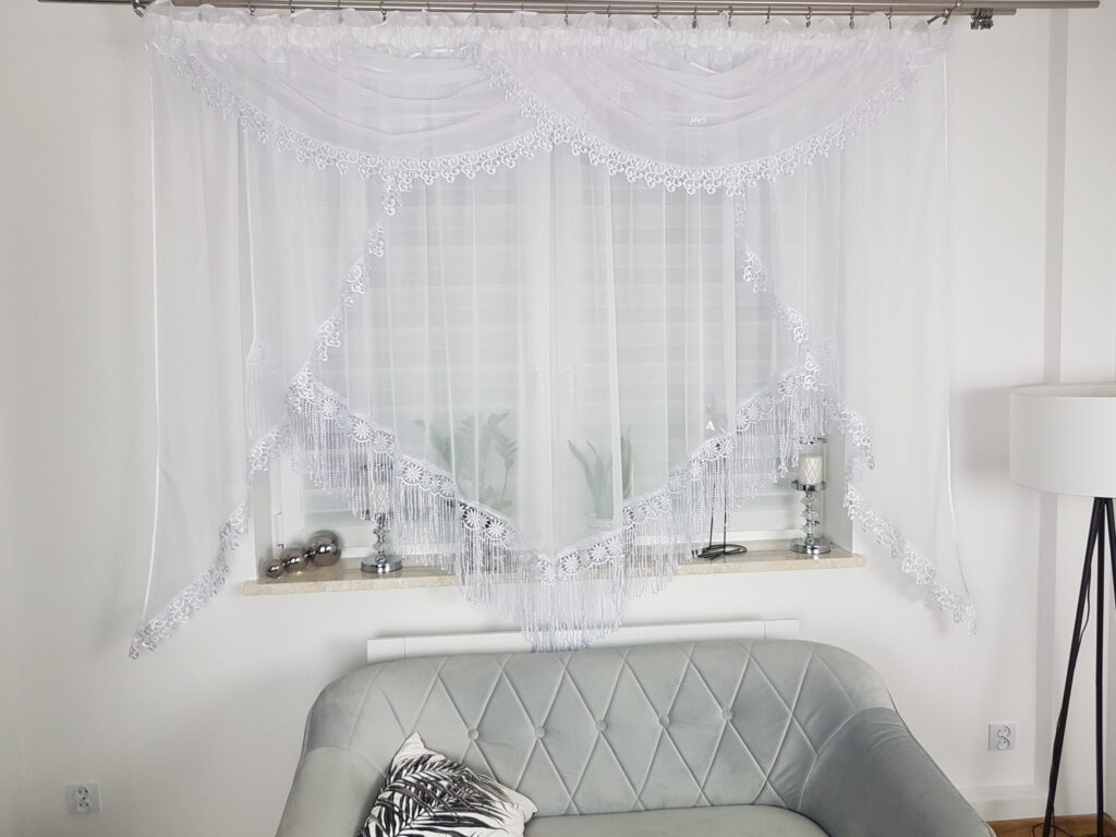 Firana gotowa z gipiurą 15cm zdobiona lambrekinem 400x180cm