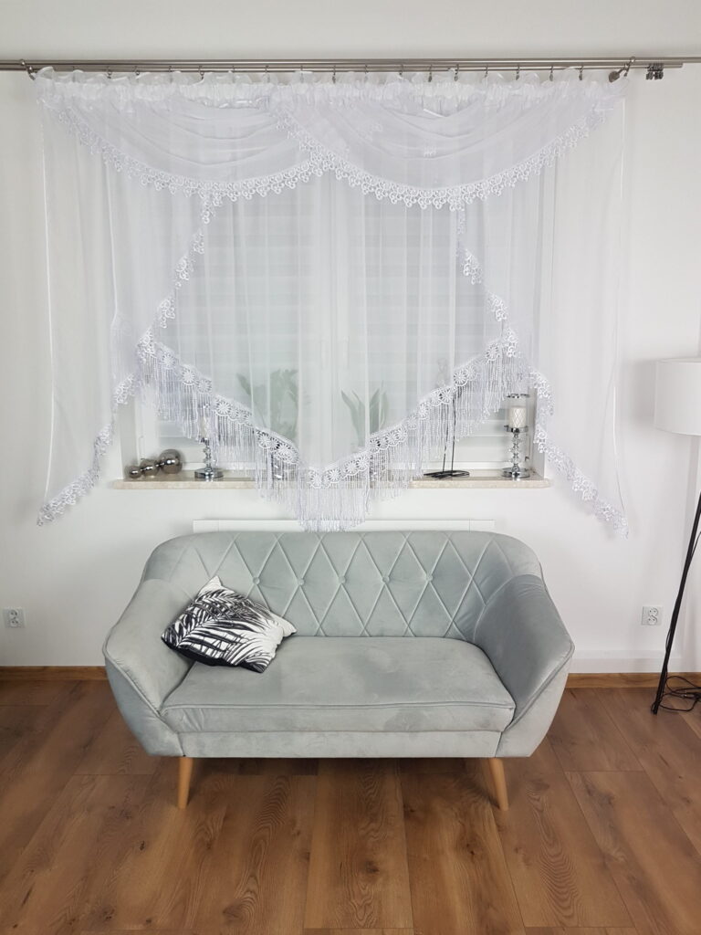 Firana gotowa z gipiurą 15cm zdobiona lambrekinem 400x180cm