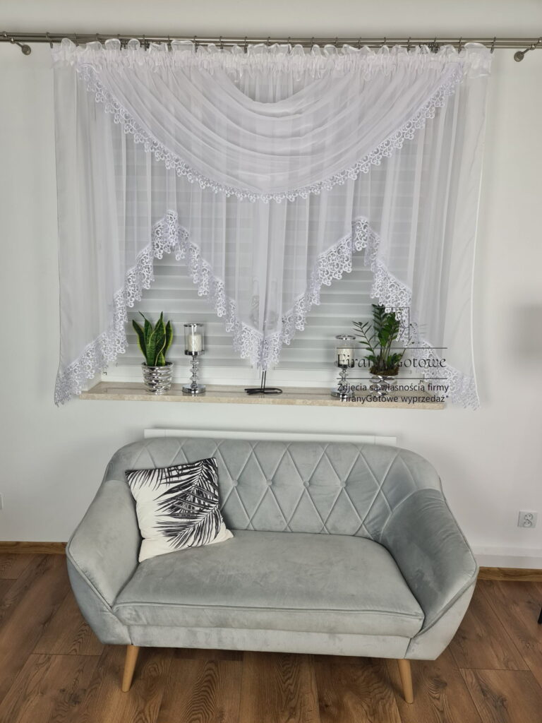 Firana z lambrekinem oraz 15cm gipiurą w kwiaty