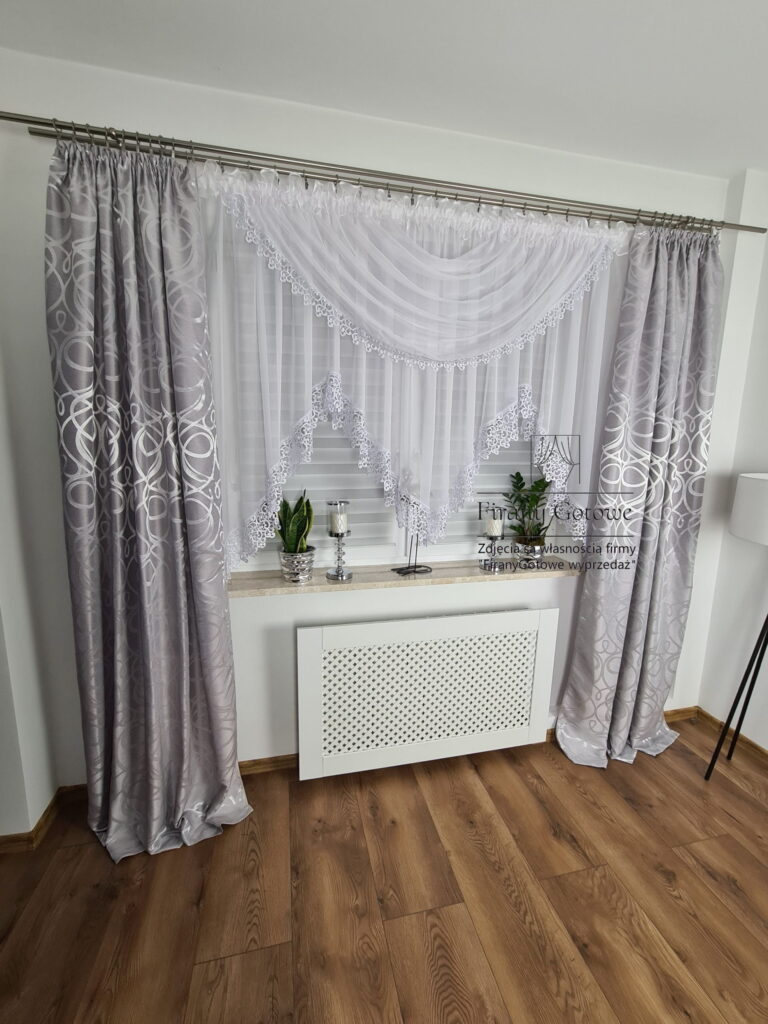 Firana z lambrekinem oraz 15cm gipiurą w kwiaty