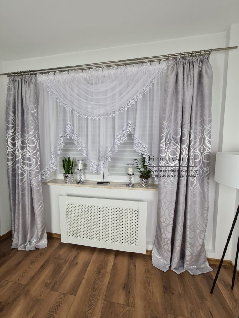Firana z lambrekinem oraz 15cm gipiurą w kwiaty