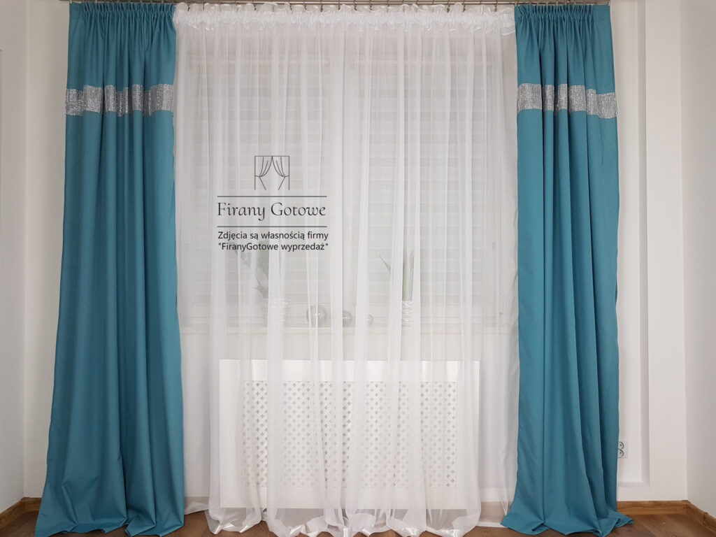 Długa firana woalowa na taśmie