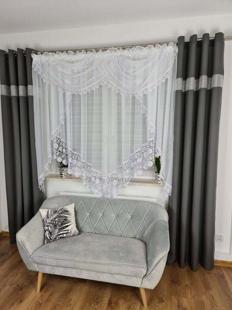 Firana gotowa z gipiurą zdobiona lambrekinem 400x180cm