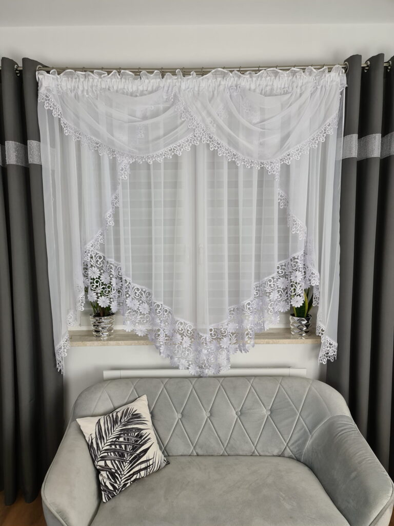 Firana gotowa z gipiurą zdobiona lambrekinem 400x180cm