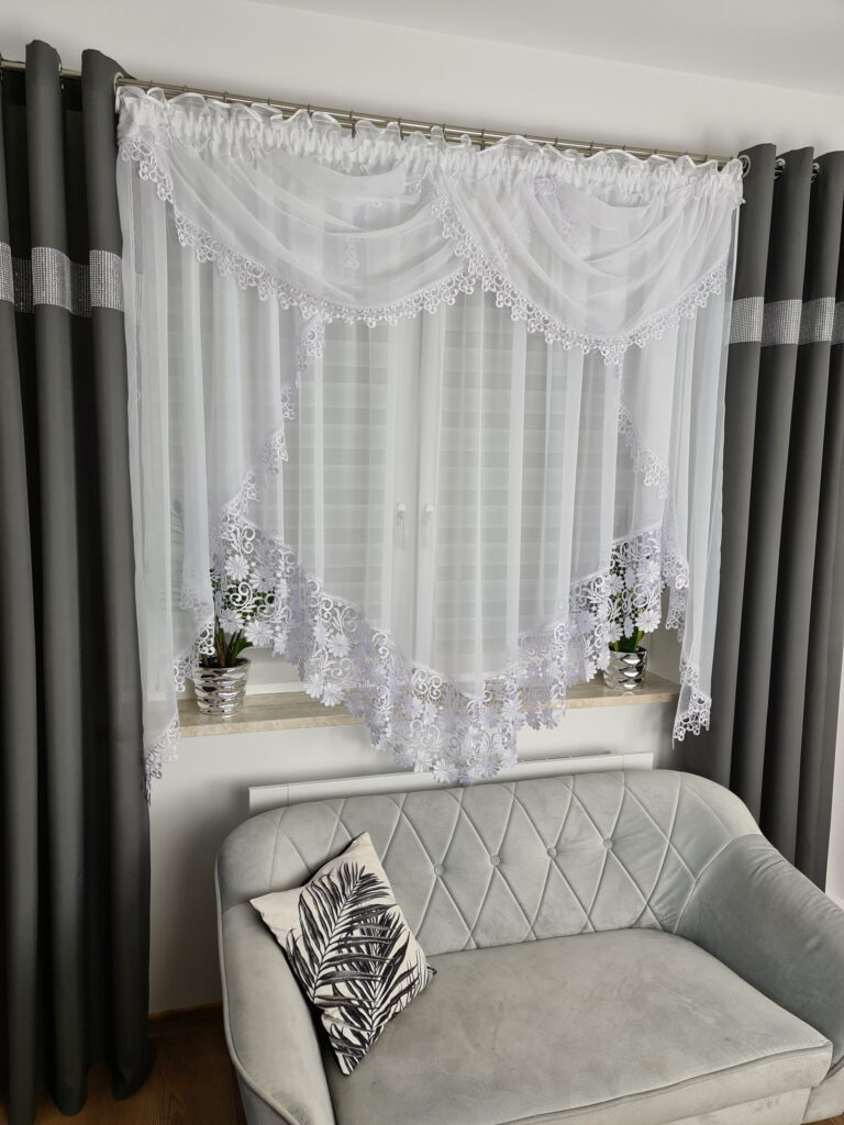 Firana gotowa z gipiurą zdobiona lambrekinem 400x180cm