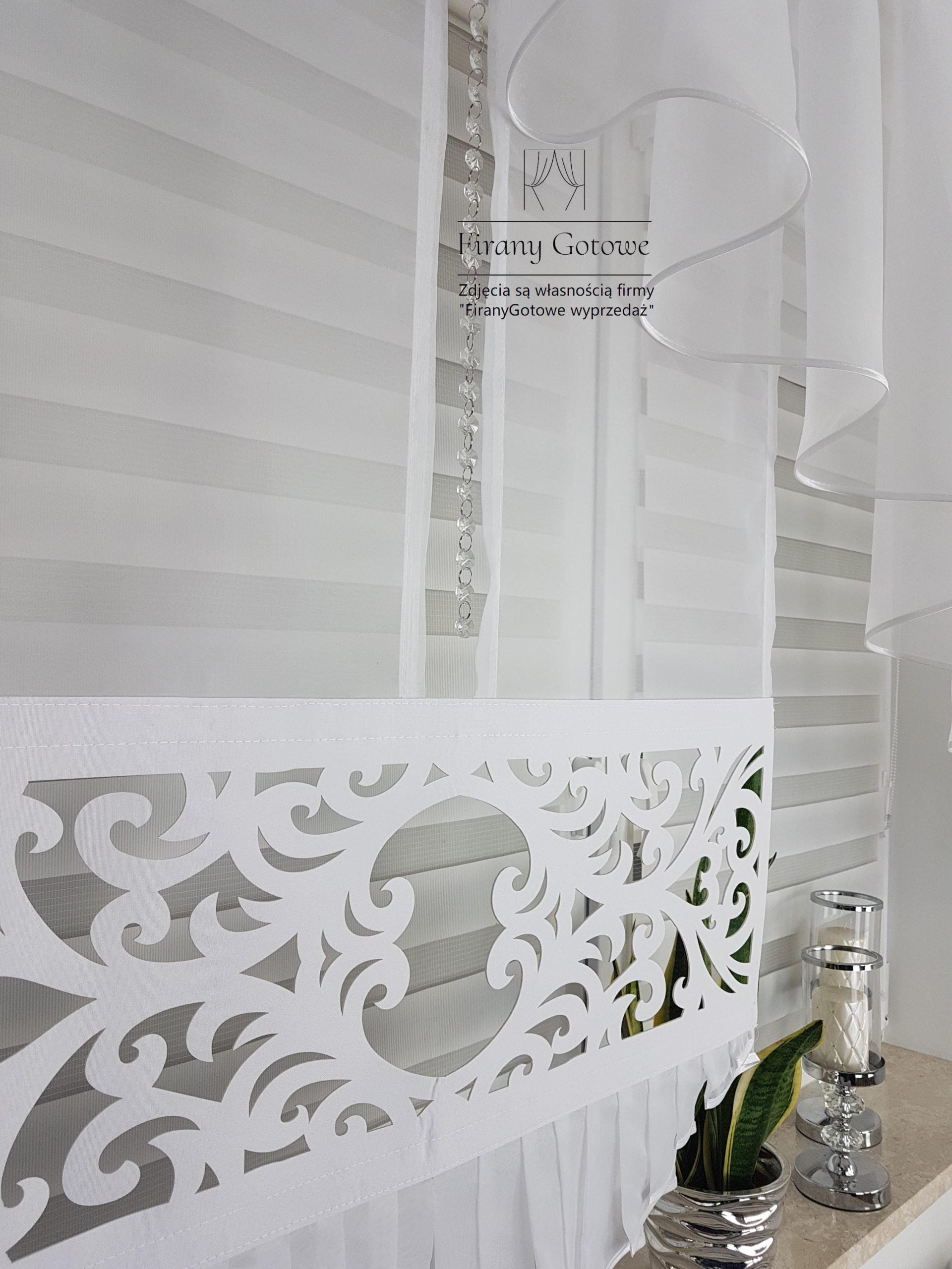 Gotowa firana dekoracyjna  z panelem ażurowym i koralikami - biała