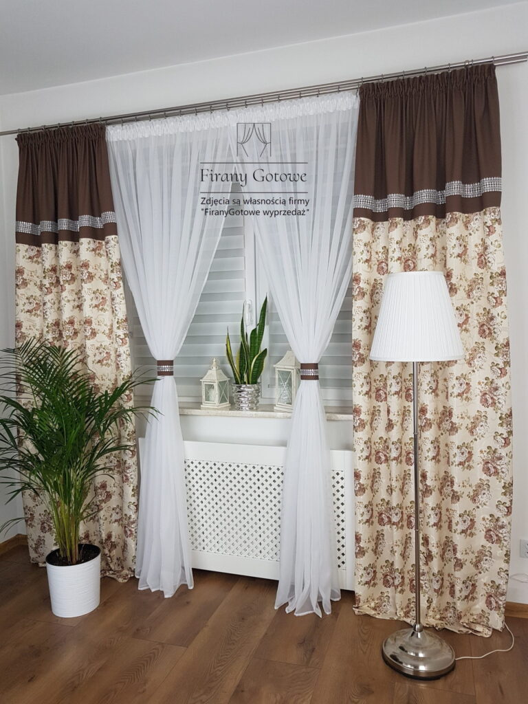 Zestaw dekoracyjny zasłon z cyrkoniami oraz firany - ciemnobrązowy