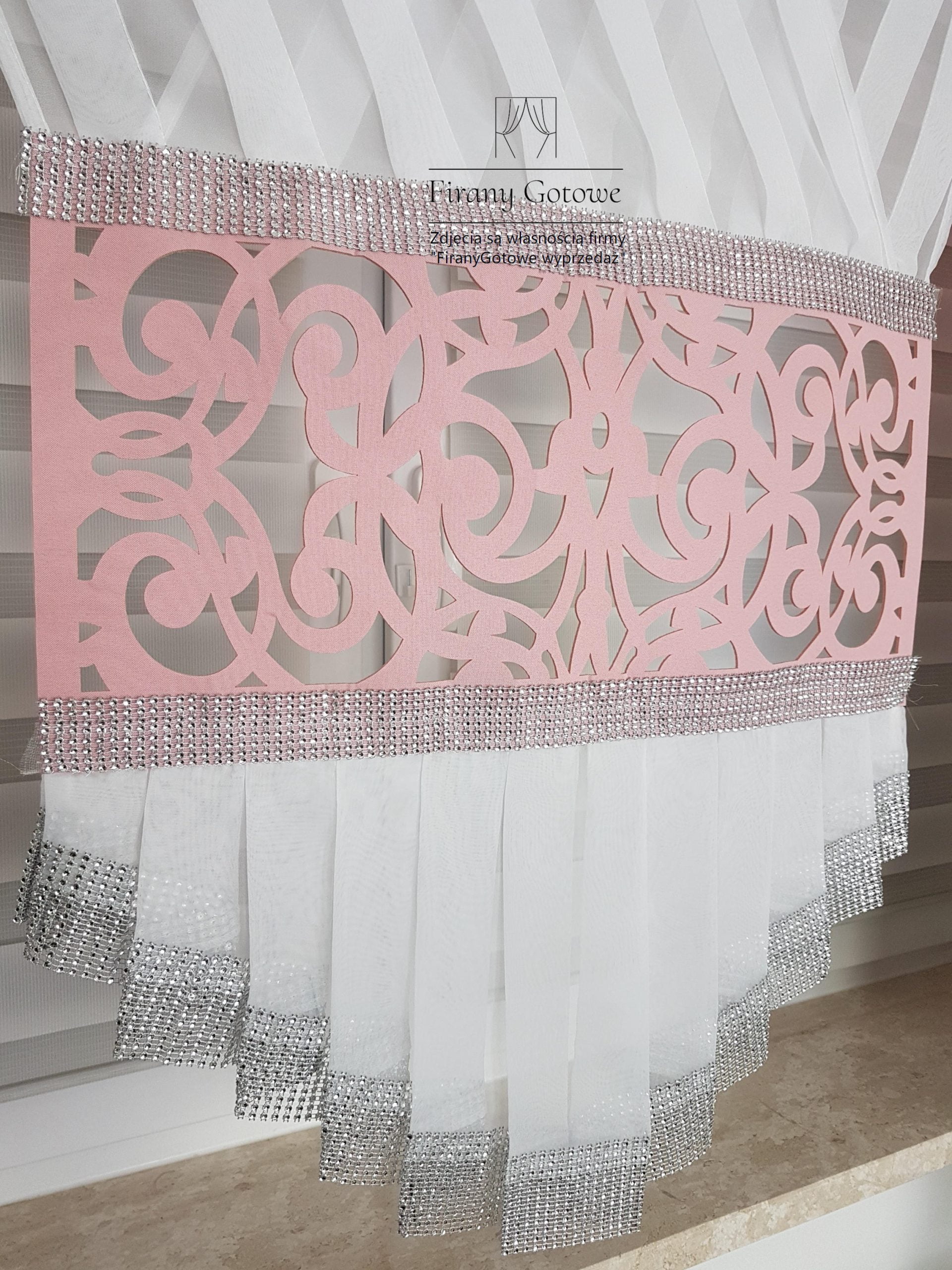 Zestaw dekoracyjny z panelem i zasłonami - różowy