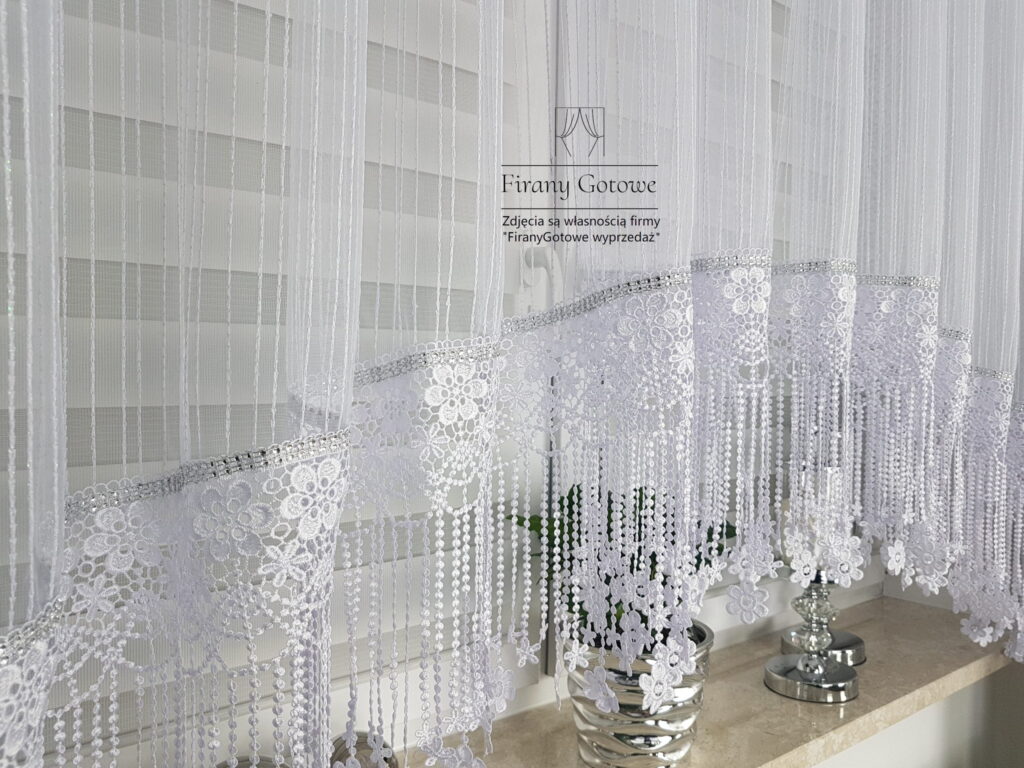 Firanka z gipiurą uszyta na markizecie