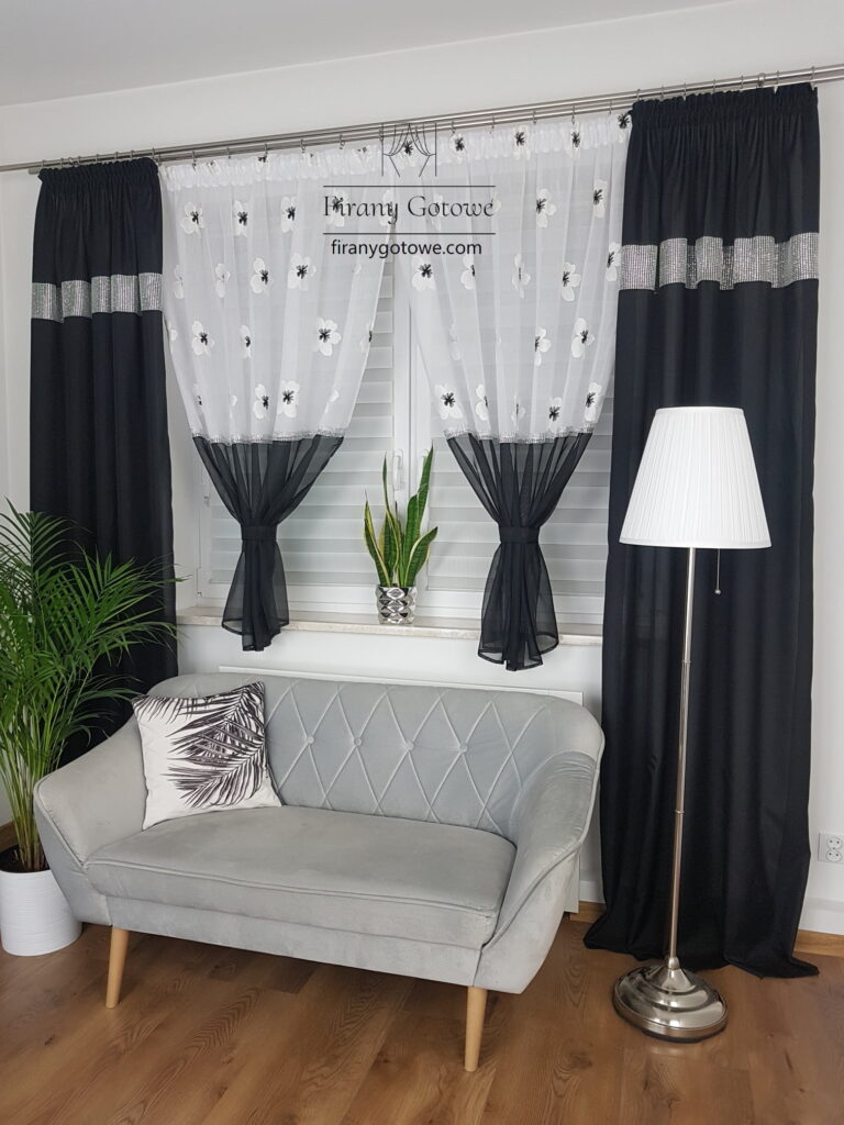 Zasłona gotowa uszyta na taśmie - czarna 250cm x 145cm