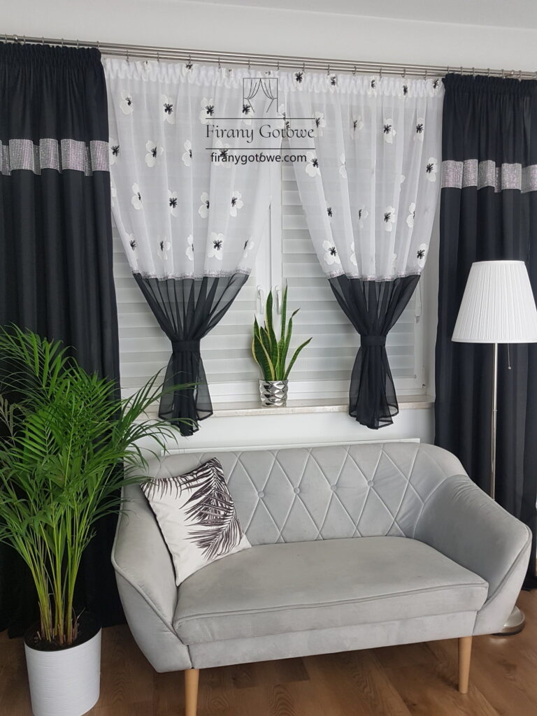 Zasłona gotowa uszyta na taśmie - czarna 250cm x 145cm