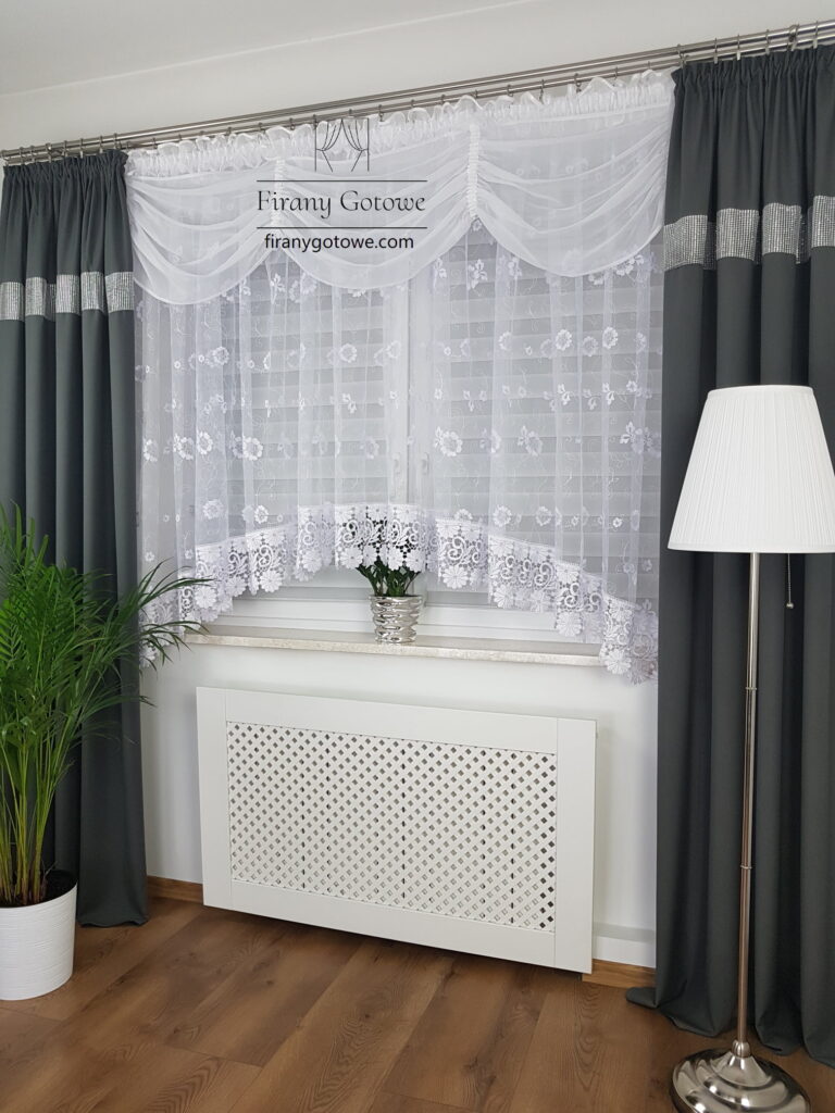 Firana gotowa z markizety zdobiona gipiurą