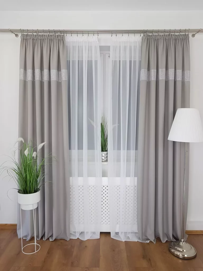 Zasłona gotowa z cyrkoniami jasnoszara 250cm