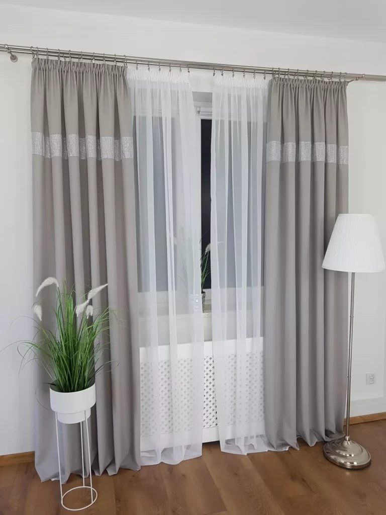 Zasłona gotowa z cyrkoniami jasnoszara 250cm