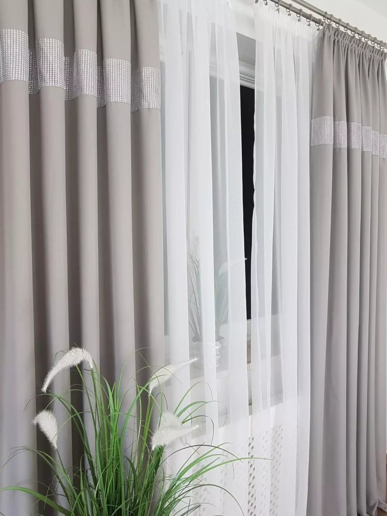 Zasłona gotowa z cyrkoniami jasnoszara 250cm