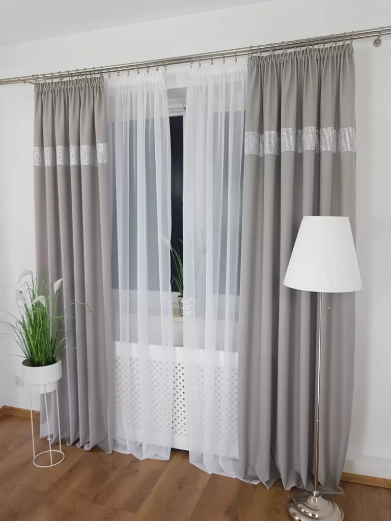 Zasłona gotowa z cyrkoniami jasnoszara 250cm