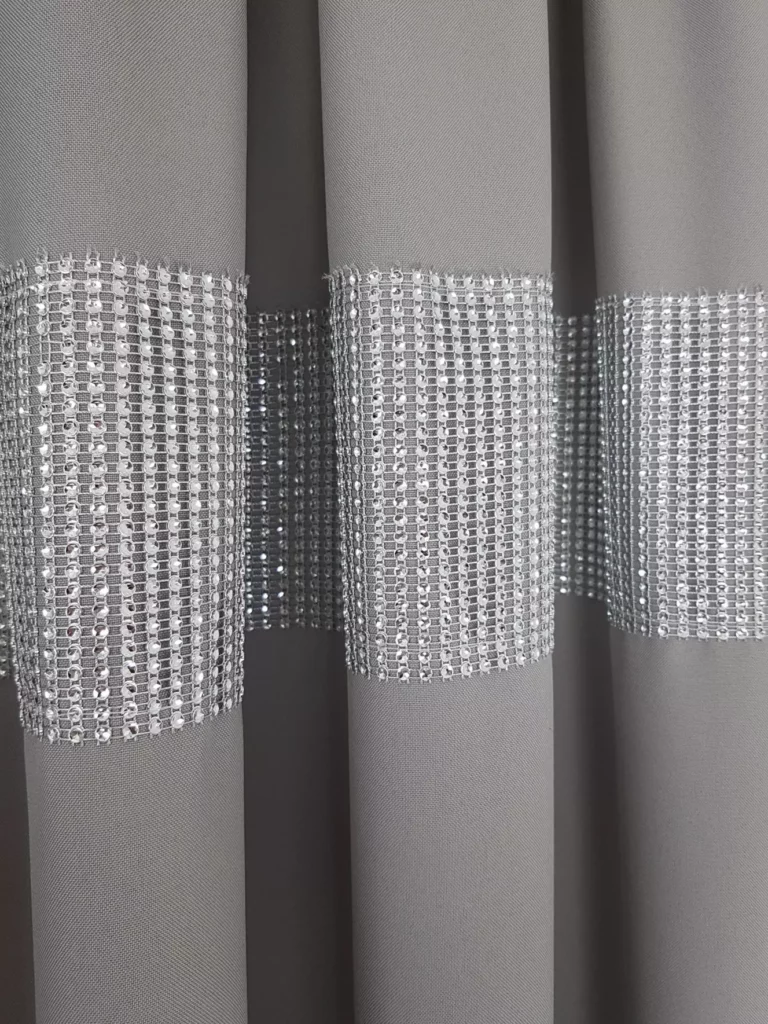 Zasłona gotowa z cyrkoniami jasnoszara 250cm