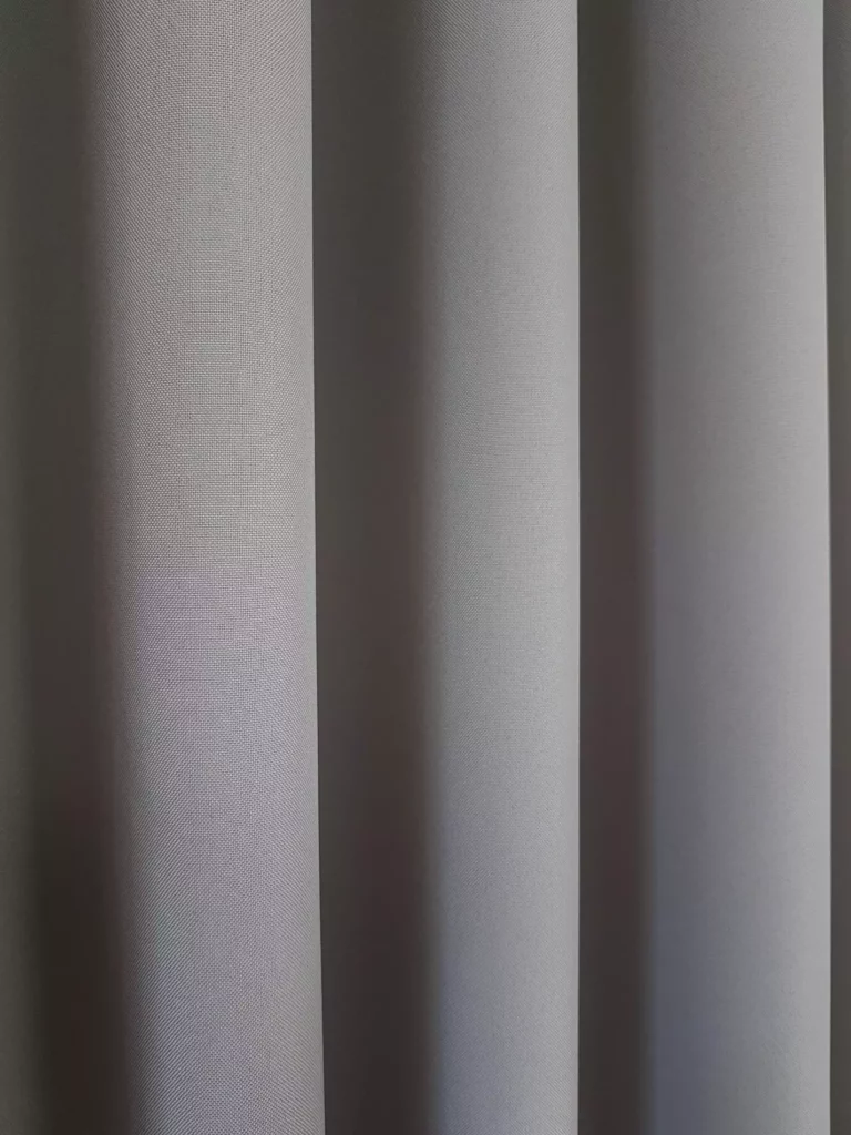 Zasłona gotowa z cyrkoniami jasnoszara 250cm