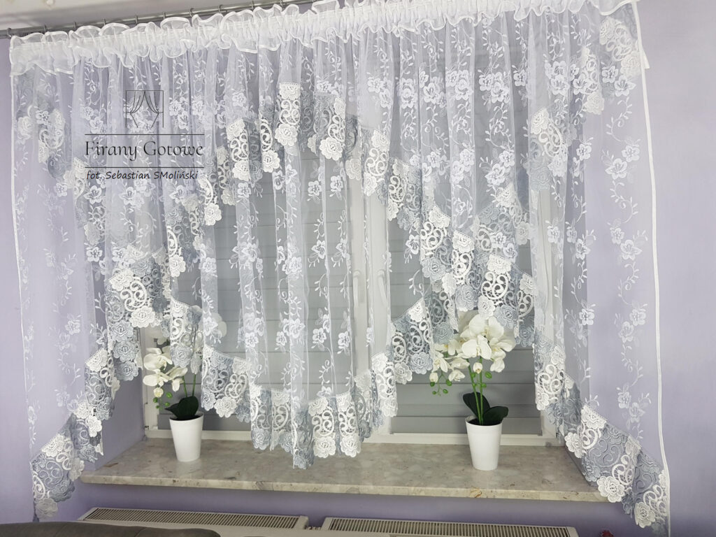 Firanka z markizety zdobiona gipiurą