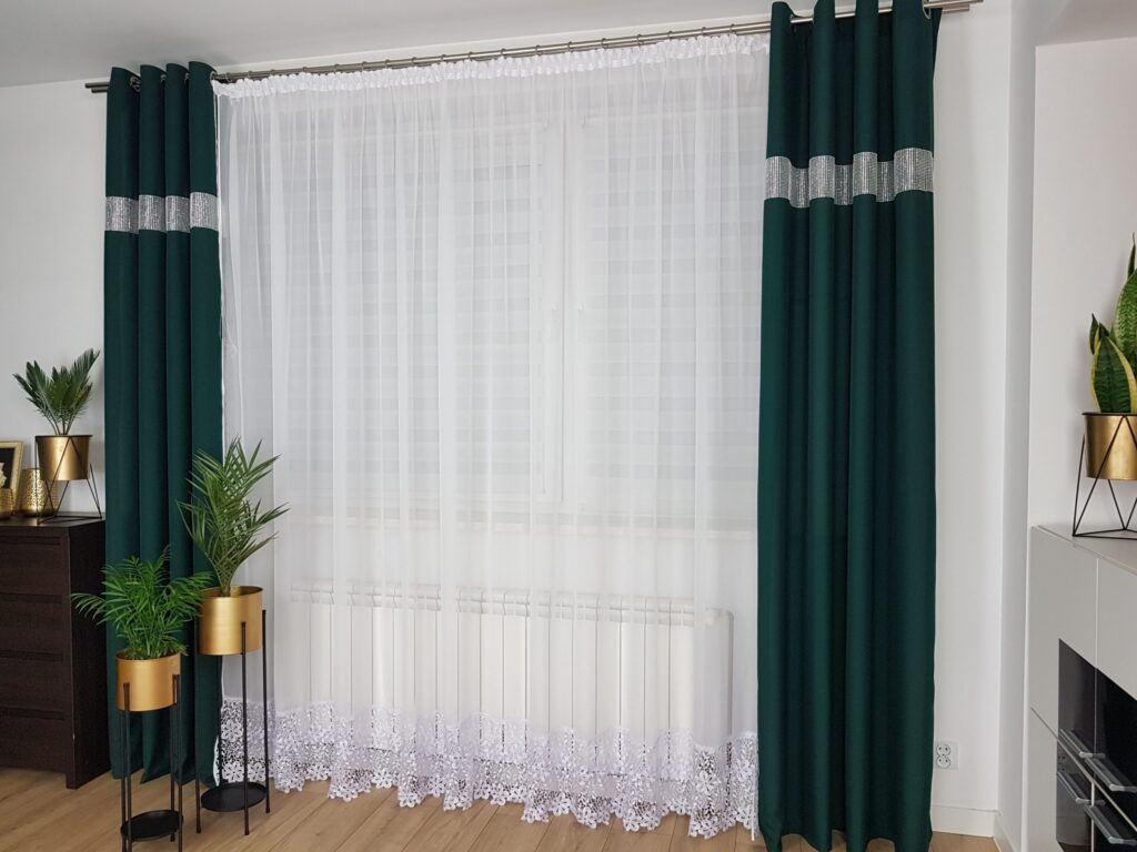 Długa firana z woalu zdobiona 30cm gipiurą