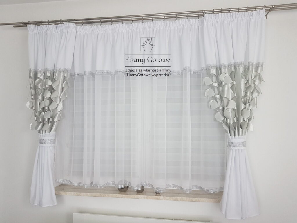 Elegancki zestaw dekoracyjny z zasłonami- biały