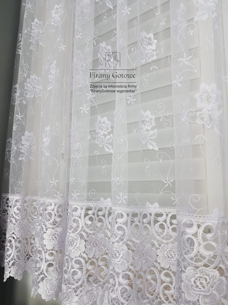 Firana z markizety zdobiona 30cm gipiurą