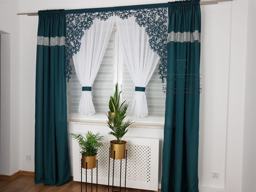 Firana gotowa z ciemnozielonym ażurem