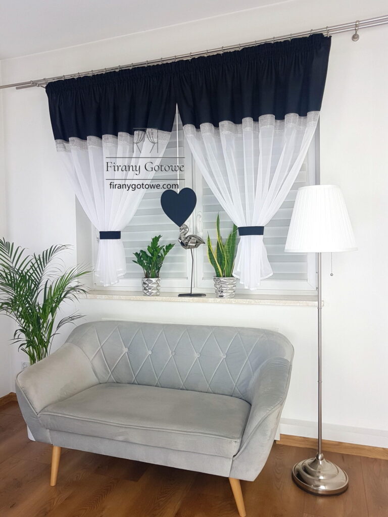 Eleganckie i nowoczesne firany gotowe z serduszkiem-czarna