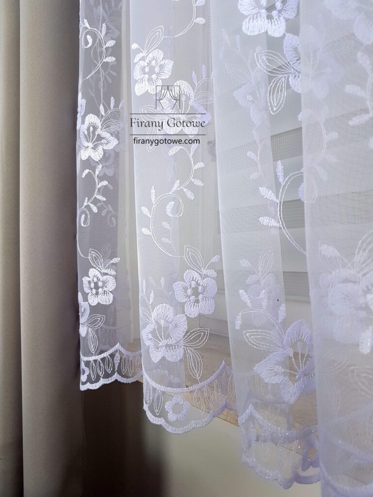 Firana z markizety, haftowane kwiaty
