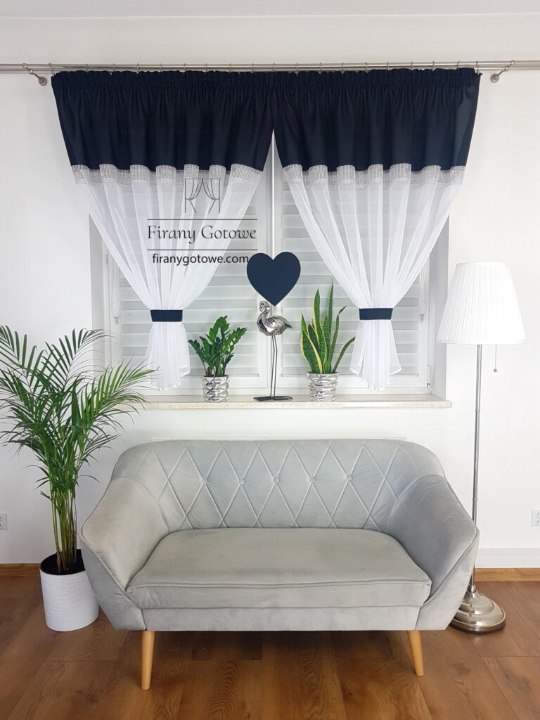 Eleganckie i nowoczesne firany gotowe z serduszkiem-czarna