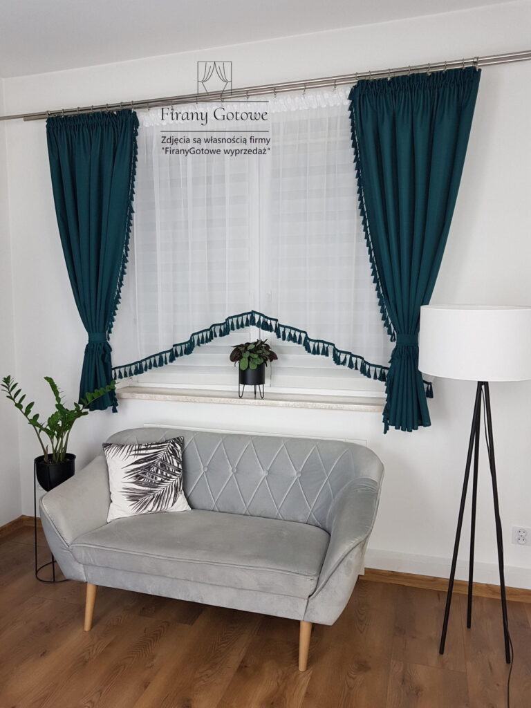 Firana gotowa boho z frędzelkami zielona