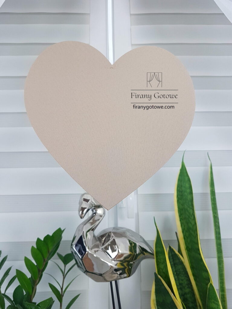 Firanka gotowa z serduszkiem beżowa