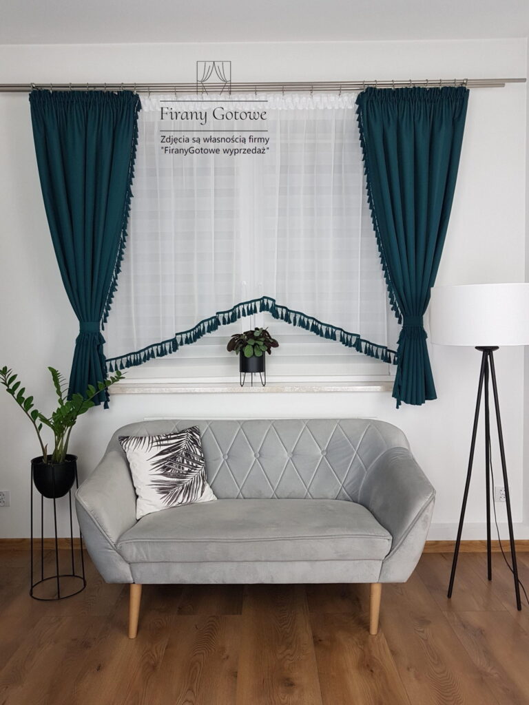 Firana gotowa boho z frędzelkami zielona