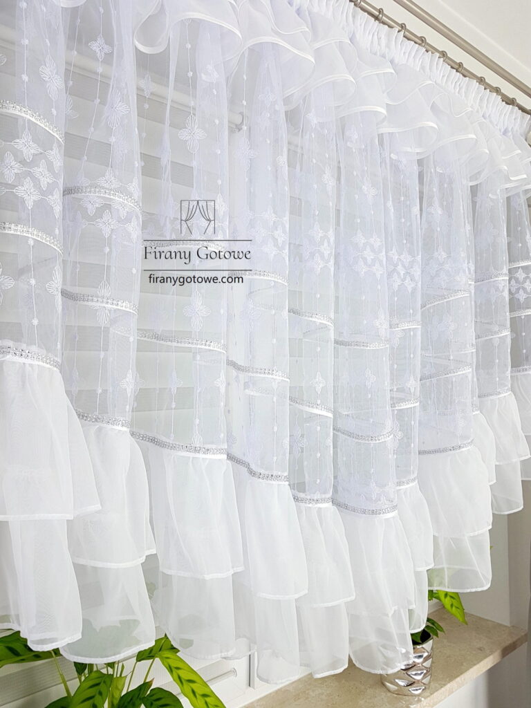 Firanka z markizety 400 x 130 zdobiona falbanką i cyrkoniami