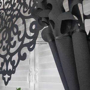Zestaw dekoracyjny  z ażurowym panelem i zasłonami – czarny Firany gotowe wyprzedaż firanygotowe.com