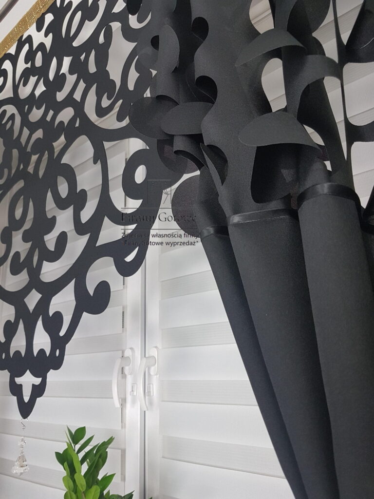 Zestaw dekoracyjny  z ażurowym panelem i zasłonami - czarny