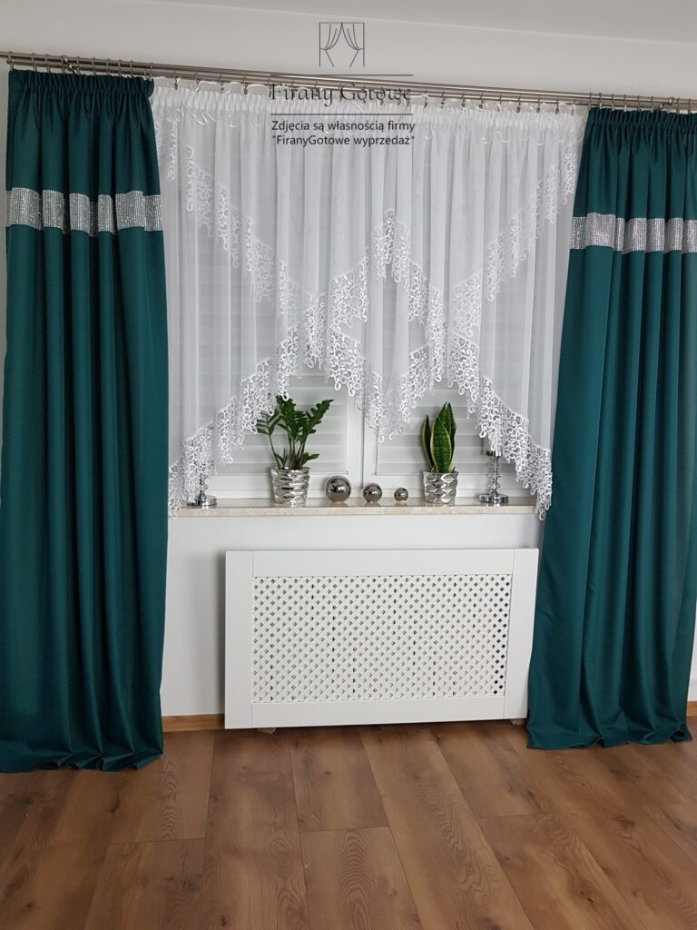Firanka z woalu zdobiona gipiurą 400/150cm