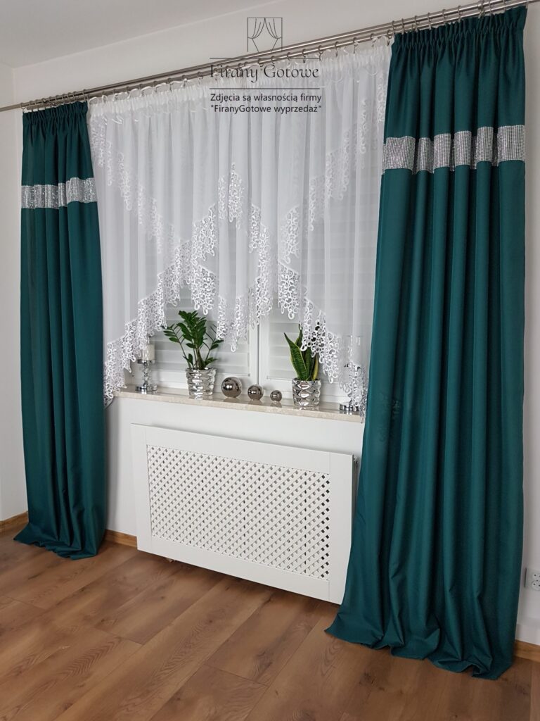 Firanka z woalu zdobiona gipiurą 400/150cm