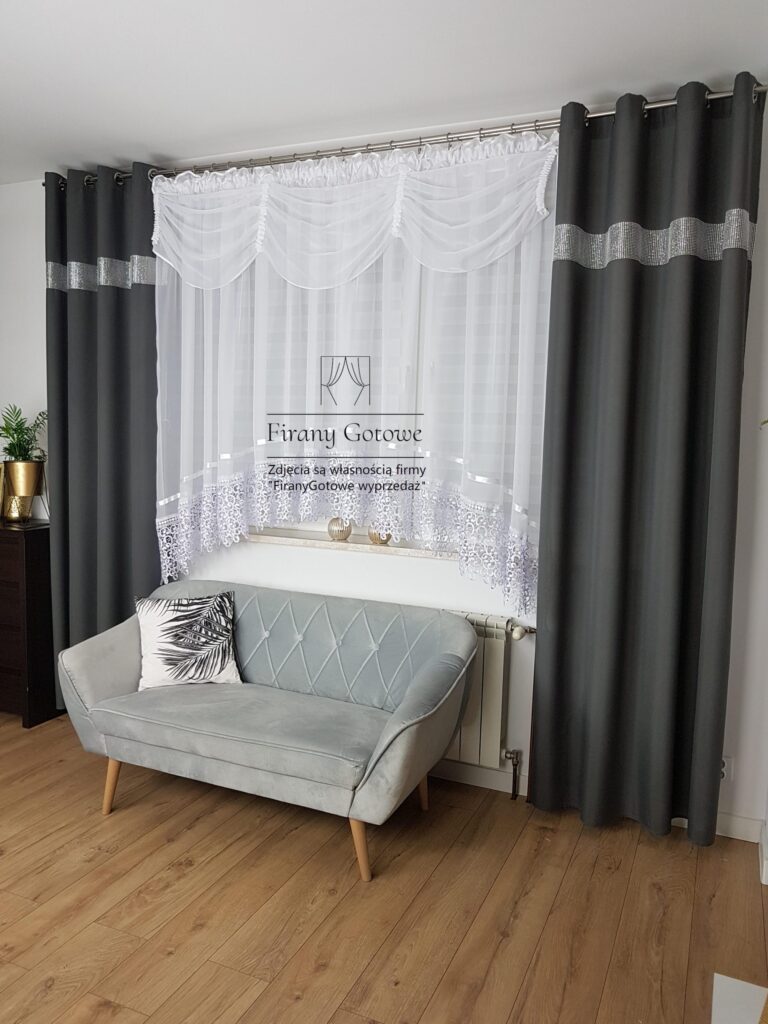 Firana gotowa z woalu zdobiona gipiurą