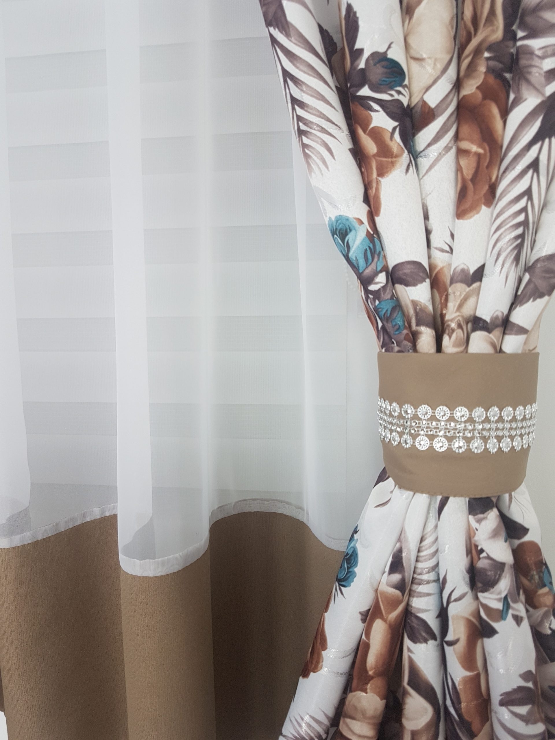 Modna firanka z zasłonami dekoracyjnymi- jasnobrązowa