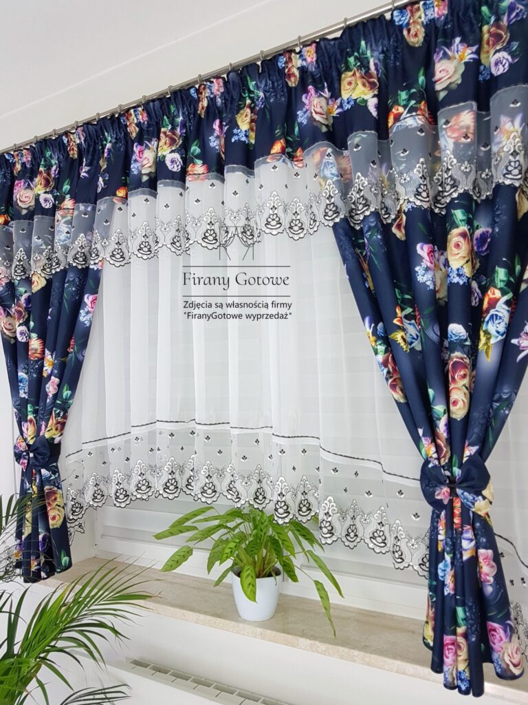 Firana gotowa z zasłonami ozdobiona różami- granatowa