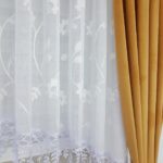 Firana z białym haftem oraz gipiurą