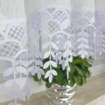 Firana z czarnym haftem oraz gipiurą 15cm