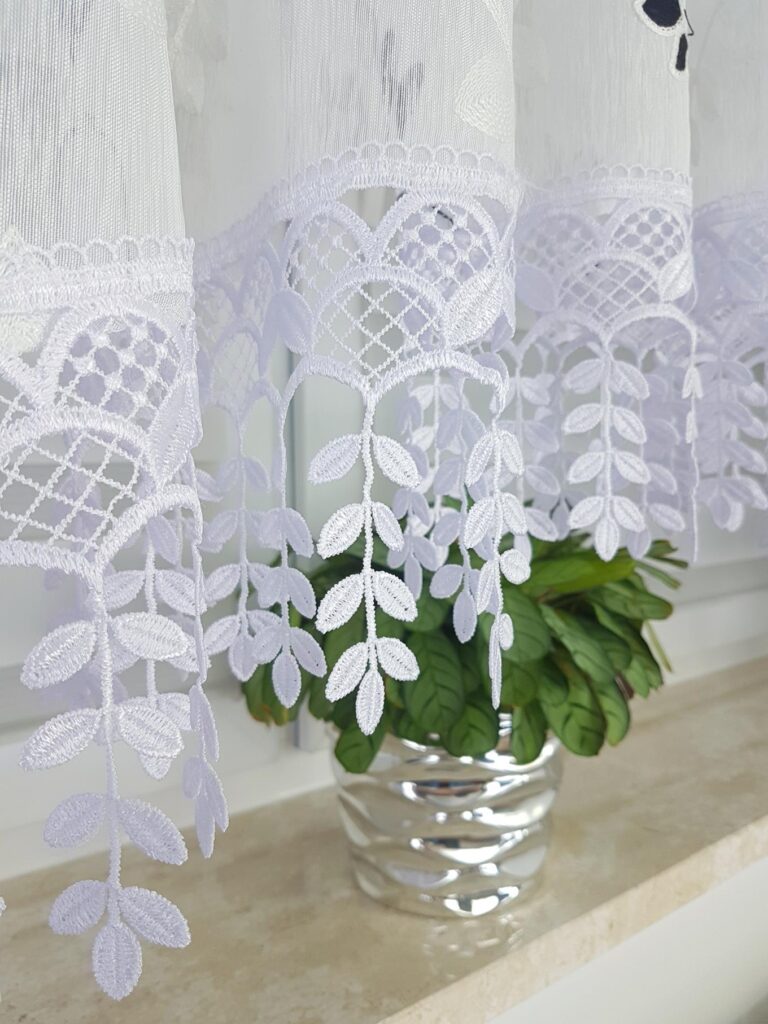 Firana z czarnym haftem oraz gipiurą 15cm