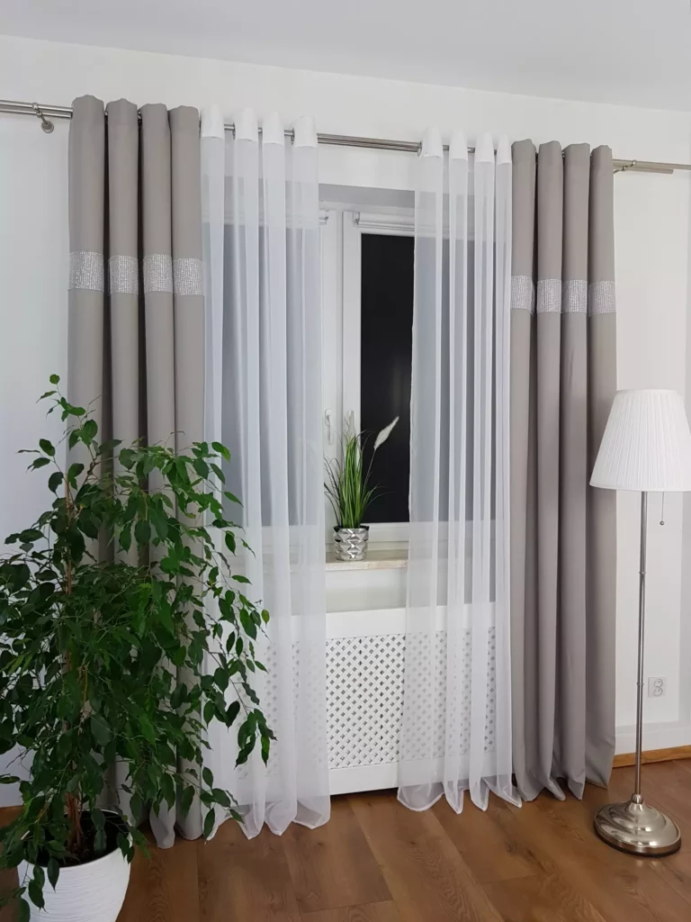 Zasłona na przelotkach zdobiona cyrkoniami- jasnoszara