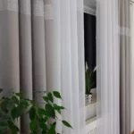 Zasłona na przelotkach zdobiona cyrkoniami- jasnoszara
