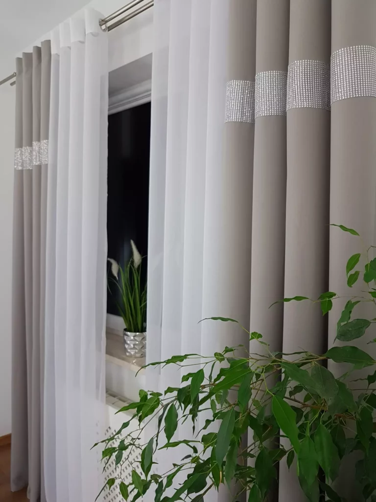 Zasłona na przelotkach zdobiona cyrkoniami- jasnoszara